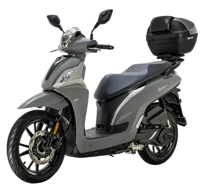 Uno scooter grigio con un bauletto posteriore nero, visto di profilo su sfondo bianco.