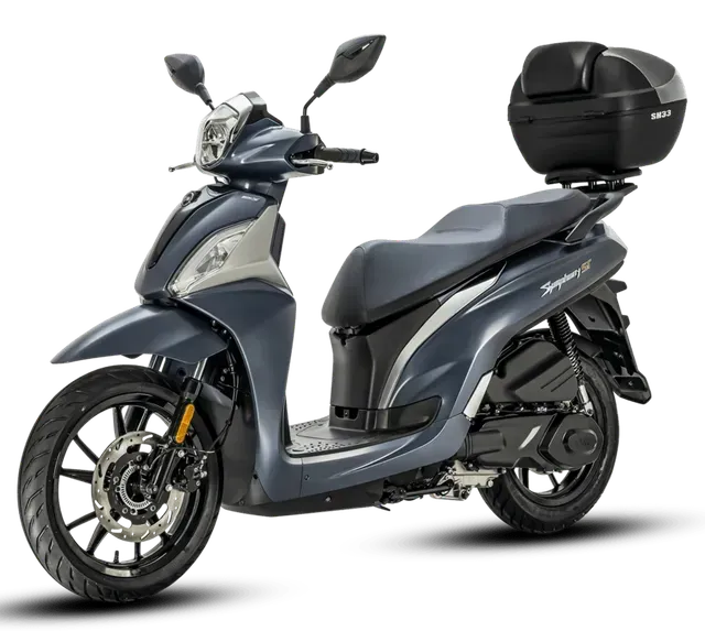 Uno scooter blu scuro con un bauletto posteriore nero, raffigurato su uno sfondo bianco uniforme.