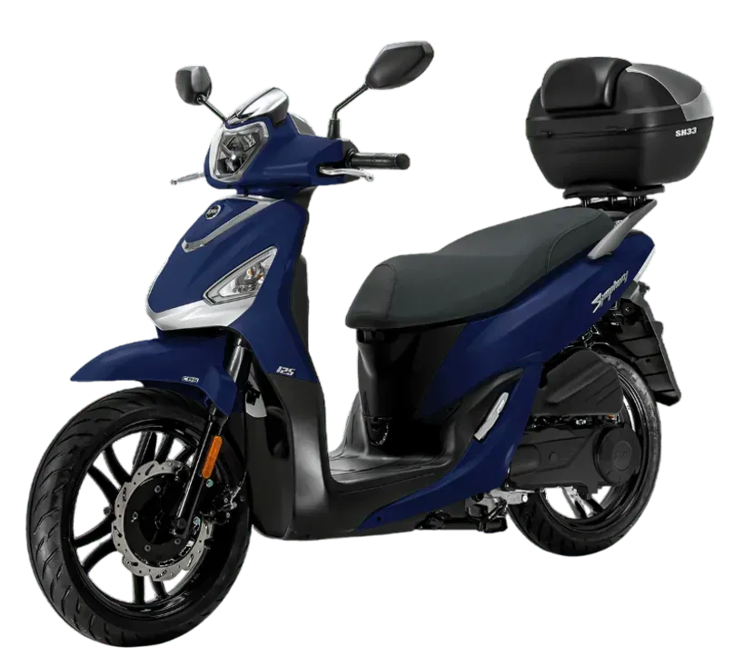 Uno scooter Sym blu con bauletto nero, visto di tre quarti su uno sfondo bianco uniforme.