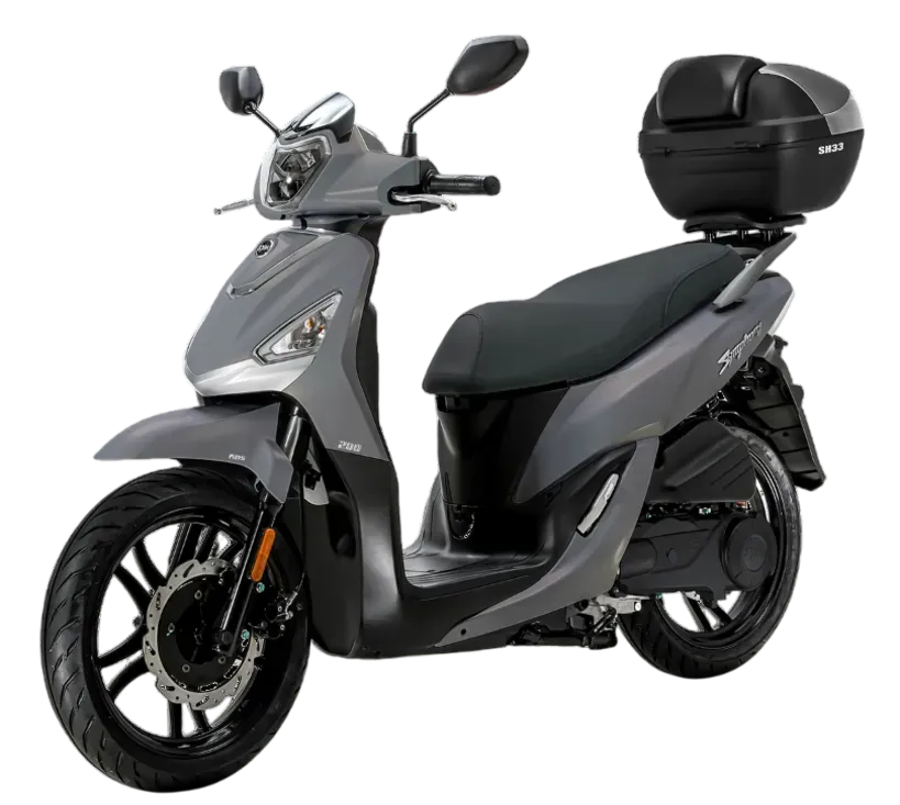 Uno scooter grigio con un bauletto nero montato sul retro, parcheggiato su uno sfondo bianco.