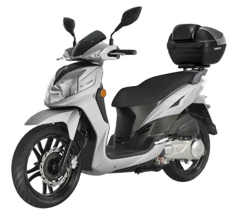 Uno scooter grigio chiaro con sella nera e bauletto posteriore, isolato su sfondo bianco.