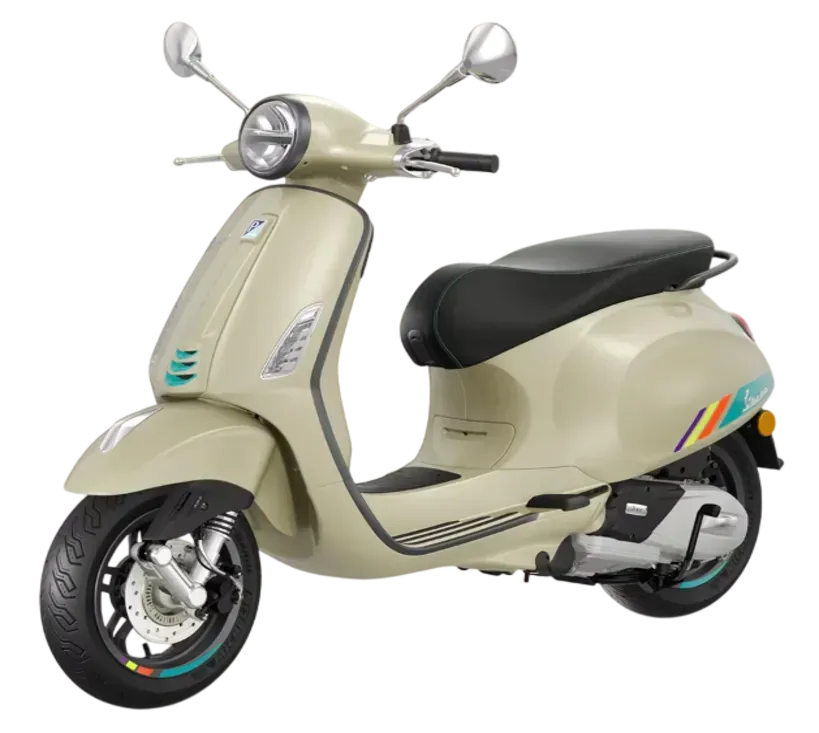 Uno scooter Vespa beige con sella nera e adesivi a strisce colorate su sfondo bianco.