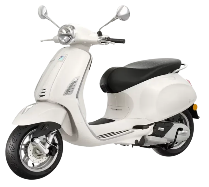 Uno scooter Vespa bianco con sella nera, visto di profilo su sfondo bianco.