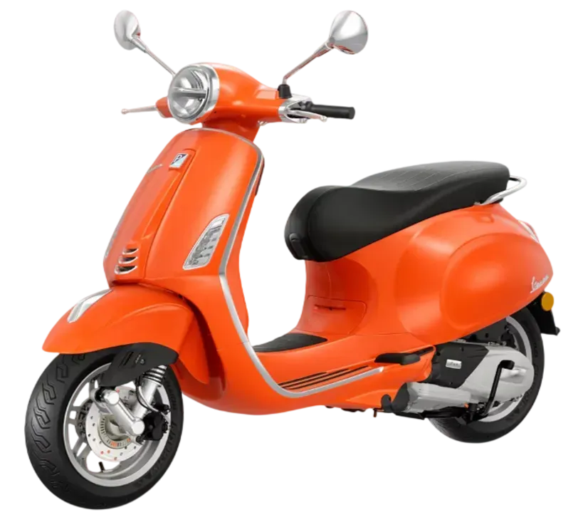 Uno scooter Vespa arancione brillante con sella nera, specchietti argentati e ruote bianche su sfondo bianco.