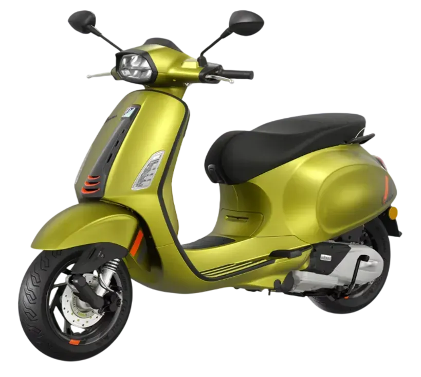 Uno scooter Vespa verde lime parcheggiato e inclinato a sinistra su uno sfondo bianco uniforme.