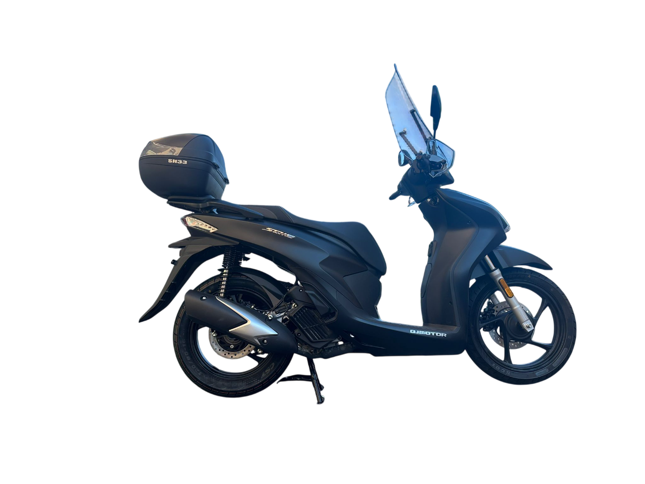 Uno scooter nero con bauletto posteriore e parabrezza, parcheggiato su un cavalletto su sfondo bianco.