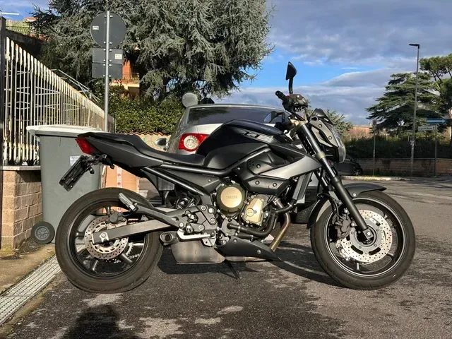 Una motocicletta Yamaha FZ8 nera parcheggiata in strada