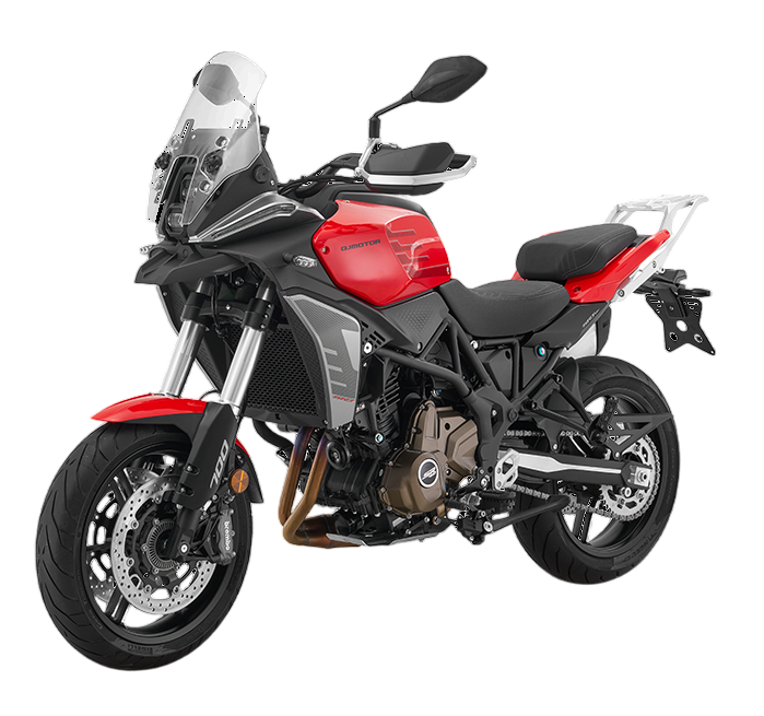 Moto da avventura rossa e nera su sfondo bianco, vista tre quarti anteriore