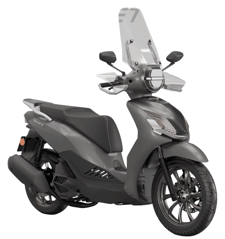Uno scooter Piaggio Beverly color argento, visto di profilo su sfondo bianco.