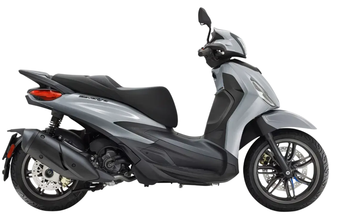 Uno scooter Piaggio Beverly color argento, visto di profilo su sfondo bianco.