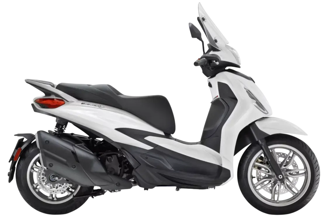 Uno scooter Piaggio Beverly bianco visto di profilo su sfondo bianco.