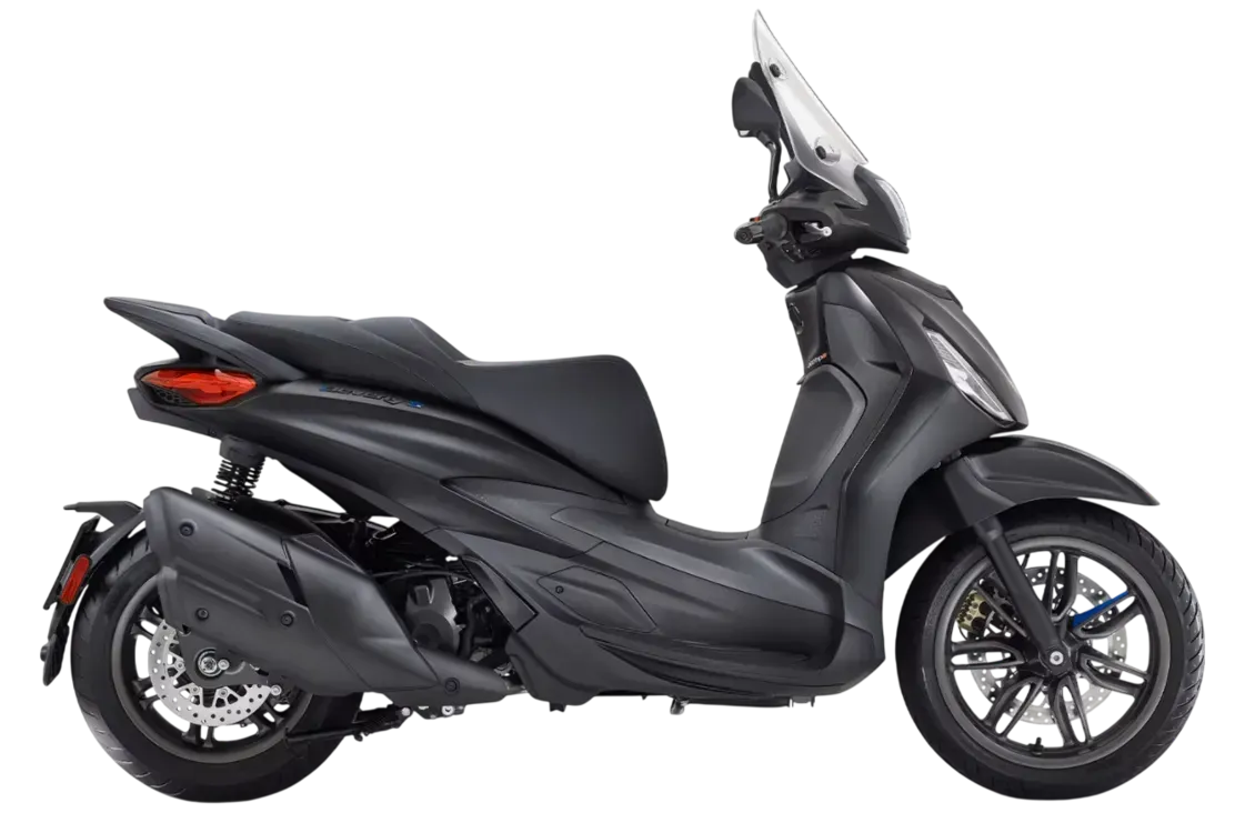 Uno scooter Piaggio Beverly nero opaco visto di profilo su sfondo bianco.