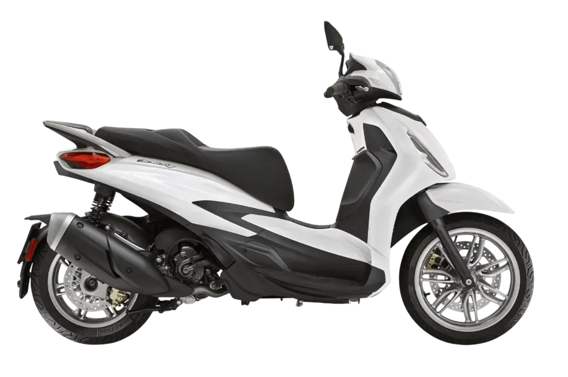 Uno scooter Piaggio Beverly bianco visto di profilo su sfondo bianco.