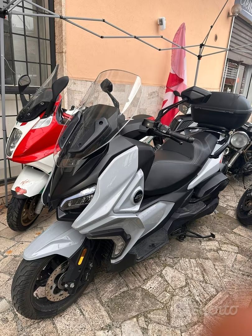 Un maxi-scooter argento e nero 