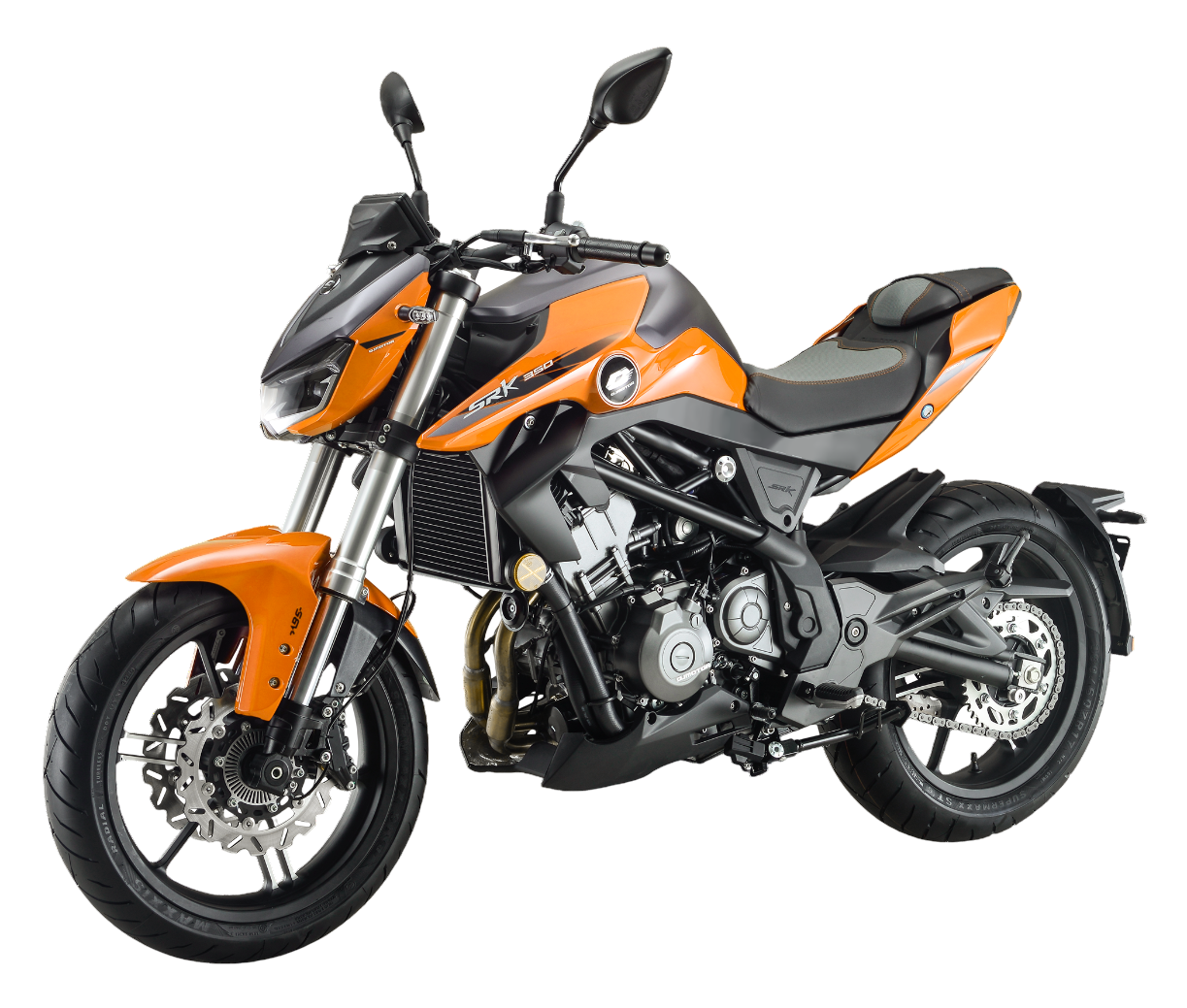 Una moderna naked bike arancione e grigia, fotografata in studio su sfondo bianco.