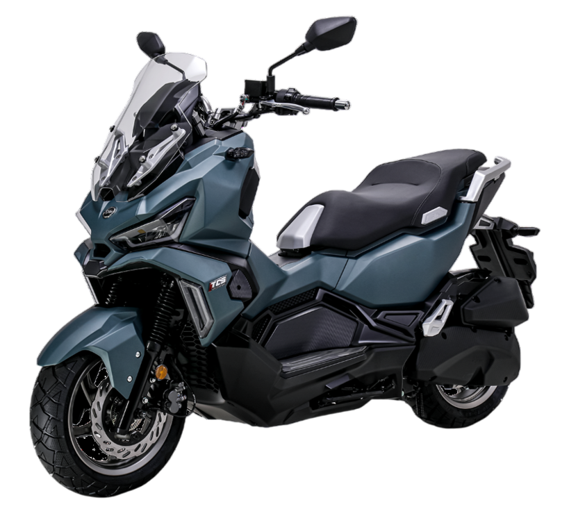 Uno scooter da avventura moderno color verde acqua con un parabrezza alto, linee della carrozzeria nette e dettagli