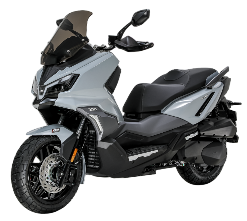 Un moderno maxi-scooter grigio chiaro con dettagli neri e pneumatici dual-purpose, su uno sfondo bianco uniforme.