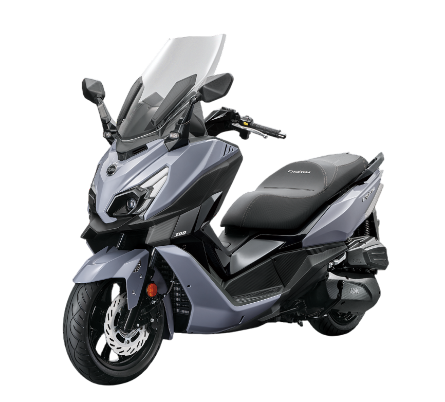 Un moderno maxi-scooter SYM di colore grigio chiaro con un parabrezza alto, mostrato di profilo su uno sfondo bianco.