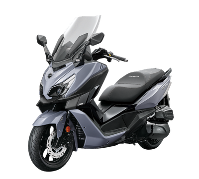 Un moderno maxi-scooter SYM di colore grigio chiaro con un parabrezza alto, mostrato di profilo su uno sfondo bianco.
