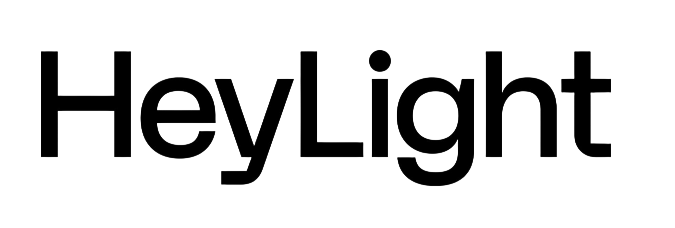 La parola "HeyLight" scritta con un carattere sans-serif nero e pulito su sfondo bianco.