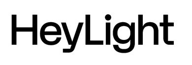 La parola "HeyLight" scritta con un carattere sans-serif nero e pulito su sfondo bianco.