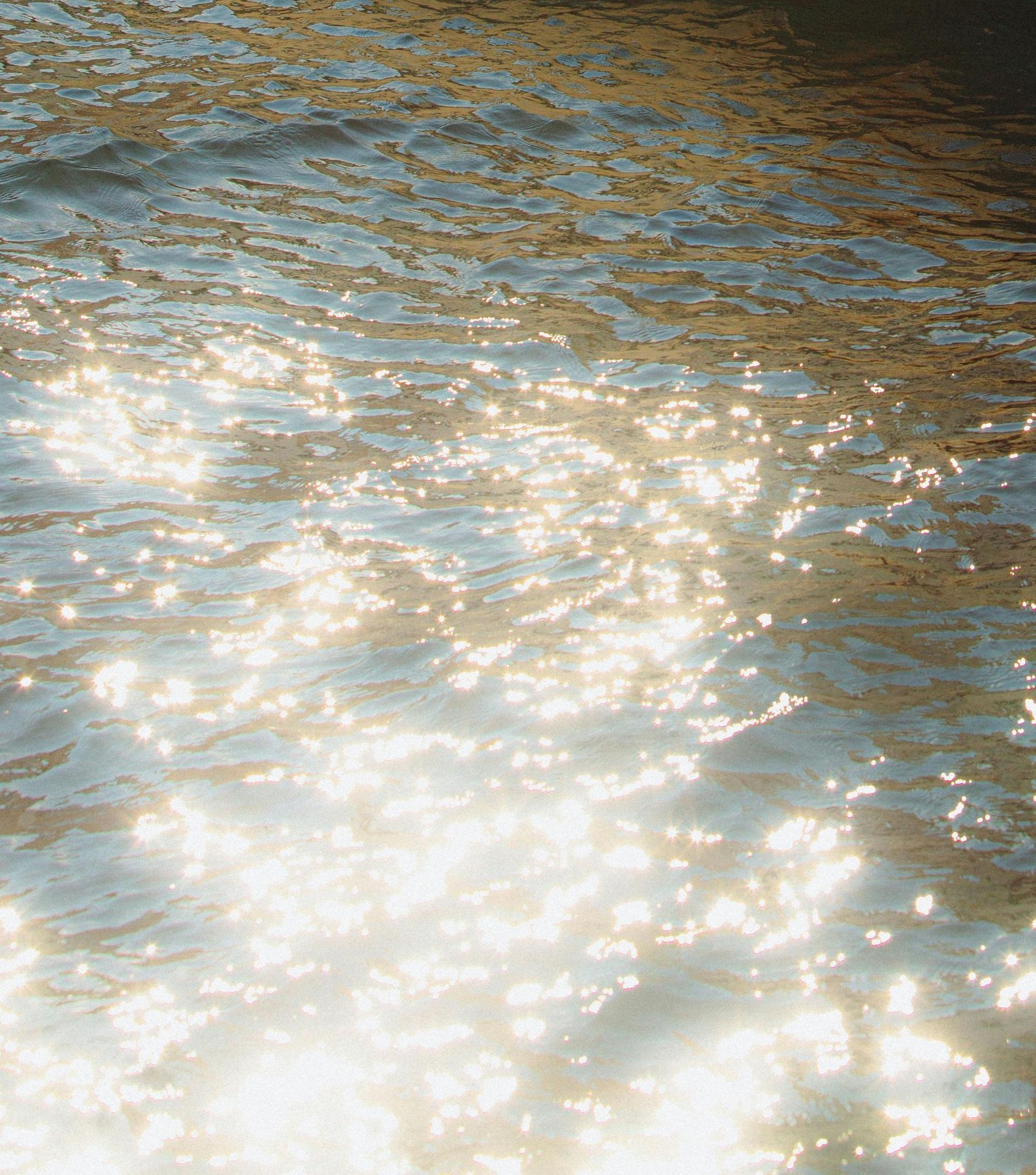 The sun is reflected in the water and makes it sparkle.