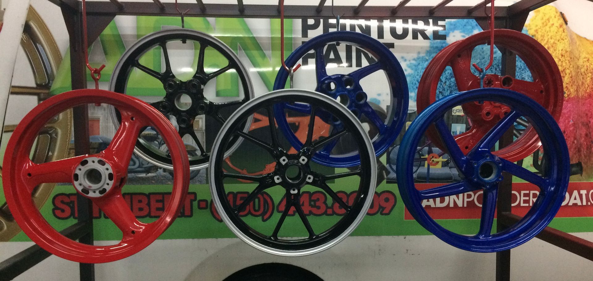 Un tas de roues sont posées les unes sur les autres sur un support.