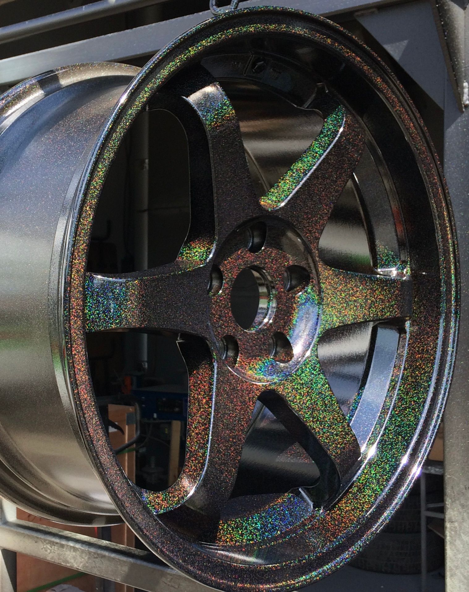 Un gros plan d'une roue avec une jante aux couleurs de l'arc-en-ciel