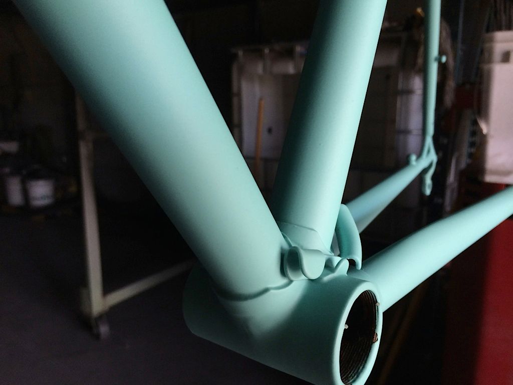 Un gros plan d'un cadre de vélo bleu clair