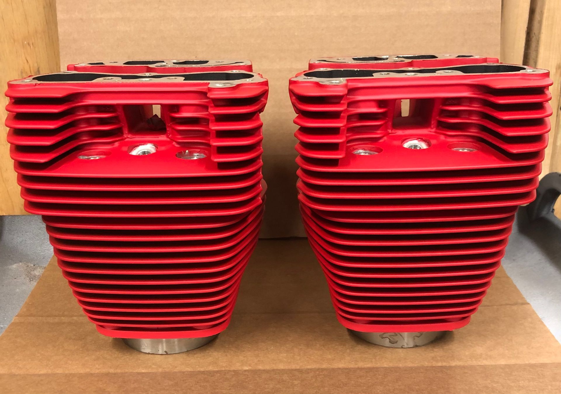 Deux cylindres rouges sont empilés l'un sur l'autre