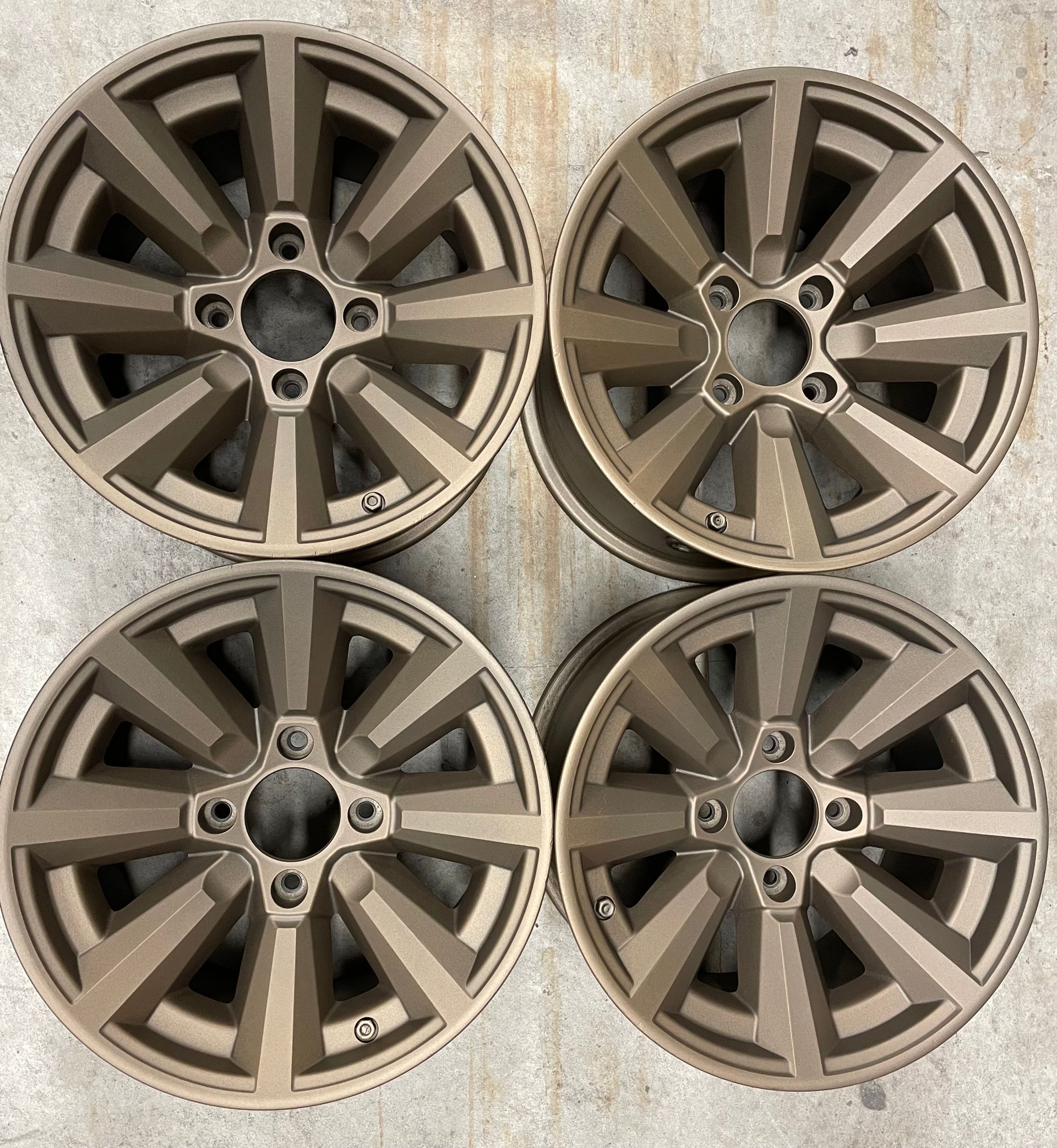Quatre roues sont posées les unes sur les autres sur une surface en béton.