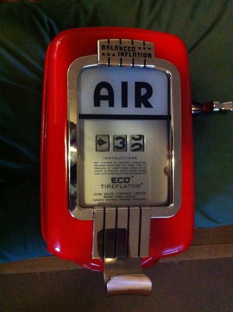 Un compteur d'air rouge est posé sur un lit