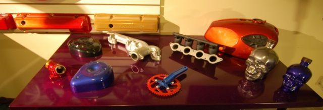 Une table avec un tas de jouets dessus