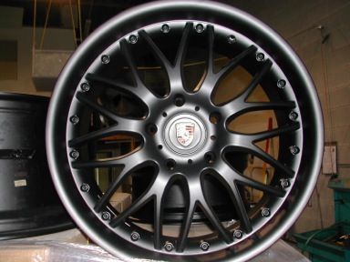 Un gros plan d'une roue de Porsche dans un garage