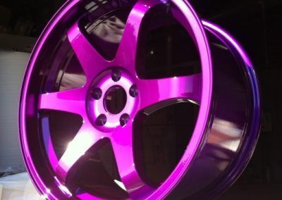 Un gros plan d'une roue violette sur une voiture