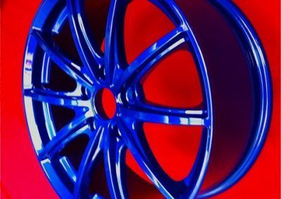 Un gros plan d'une roue bleue sur fond rouge