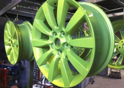 Un tas de roues vertes sont suspendues au plafond.