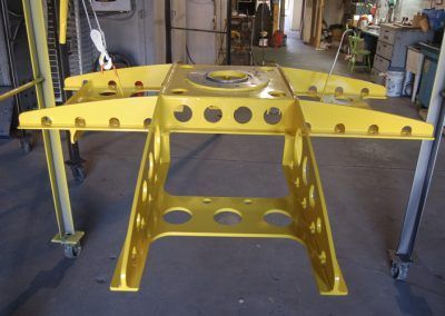 Une structure métallique jaune avec des trous est posée sur une table