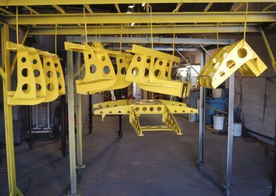 Un tas de pièces métalliques jaunes suspendues à une structure métallique