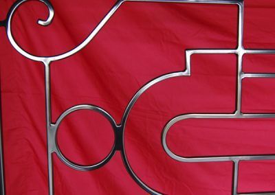 Un gros plan d'une clôture métallique sur un tissu rouge