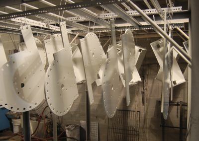 Un tas de morceaux de métal blancs pendent du plafond.