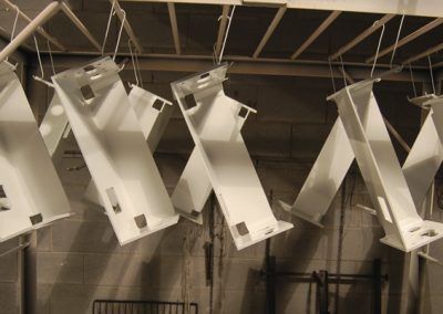 Un tas de morceaux de métal blancs suspendus au plafond