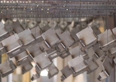 Un tas de pièces métalliques suspendues au plafond d'une usine.