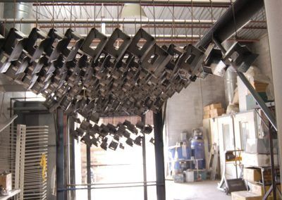 Un entrepôt avec beaucoup de métal suspendu au plafond