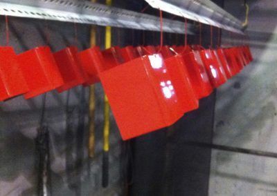 Une rangée de boîtes rouges suspendues au plafond