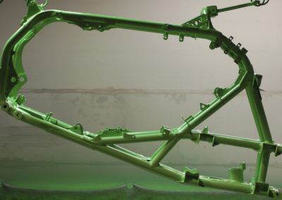 Un cadre de moto vert est posé sur une table