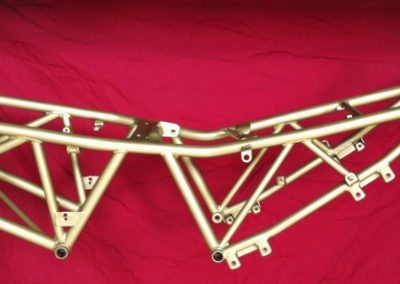 Un cadre métallique est posé sur un tissu rouge