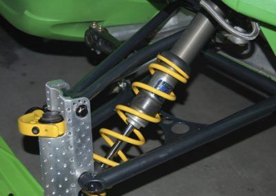 Un gros plan d'un amortisseur sur un véhicule vert