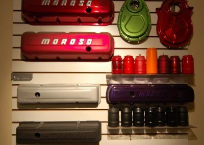 Un mur de capots de moteur Moroso de différentes couleurs