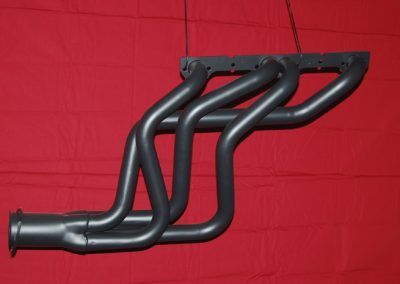 Un gros plan d'un tuyau d'échappement sur fond rouge